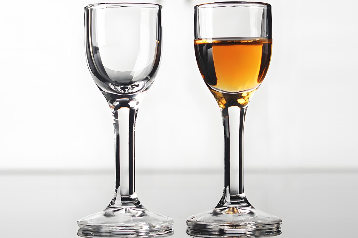 高脚白酒杯